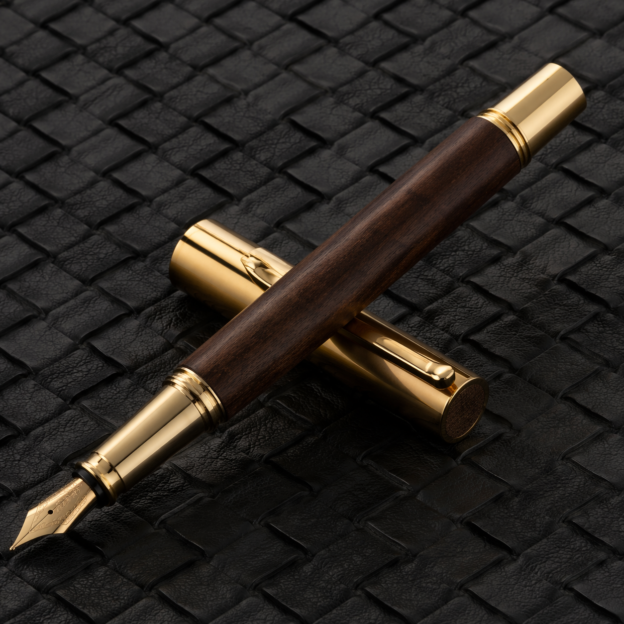 VELORÉ Signature Pen – Sandalwood Edition